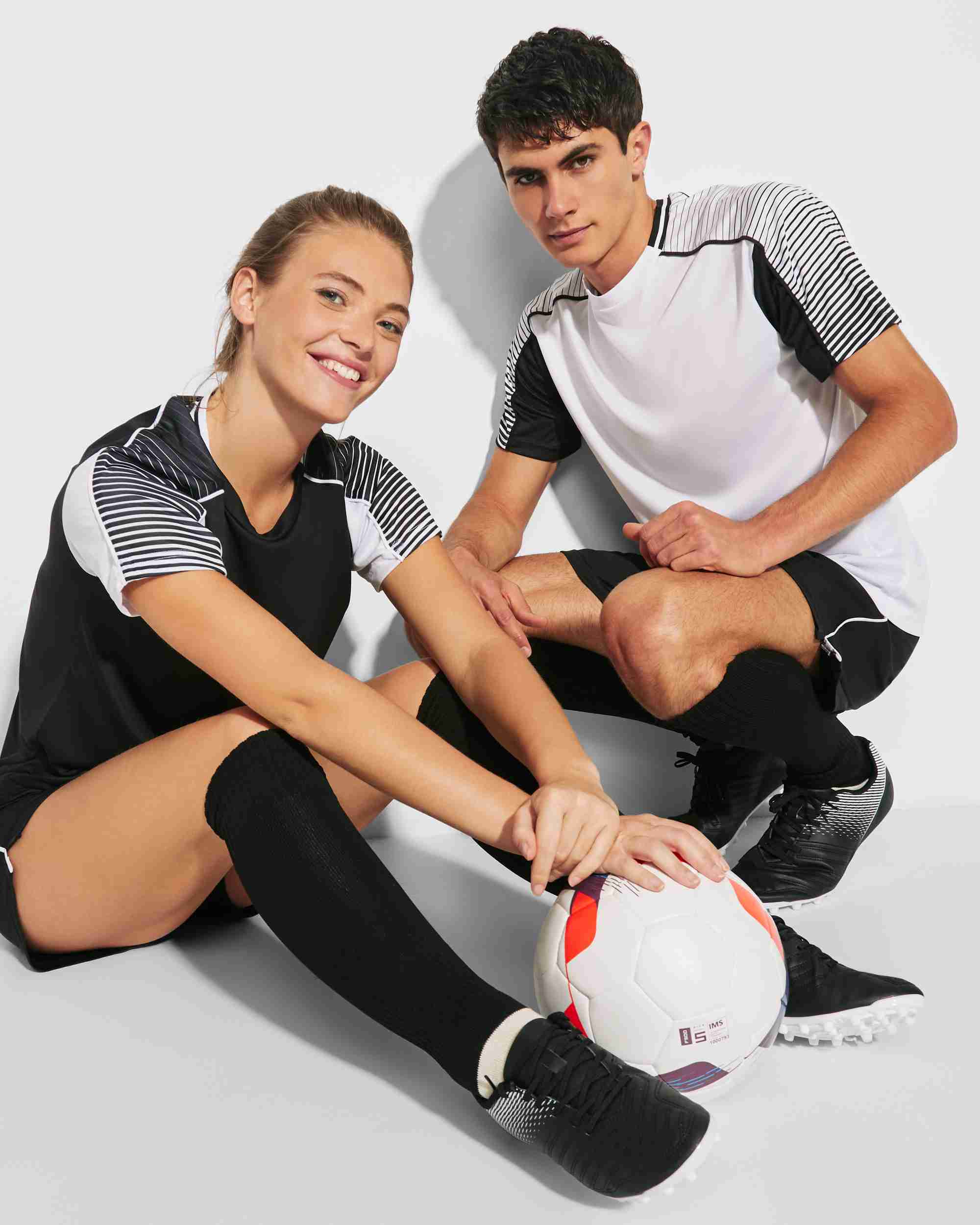 EQUIPACIÓN DE FÚTBOL PERSONALIZADA UNISEX Y NIÑOS JUVE 2 EQUIPACIÓN DE FÚTBOL PERSONALIZADA UNISEX Y NIÑOS JUVE - Imagen 2